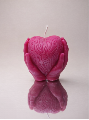 Handgefertigte Kerze aus natürlichem Bienenwachs – Herz in Händen