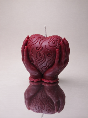 Handgefertigte Kerze aus natürlichem Bienenwachs – Herz in Händen