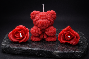 Rosenbär & Rosenlicht – Elegantes Kerzen-Set in Tiefrot