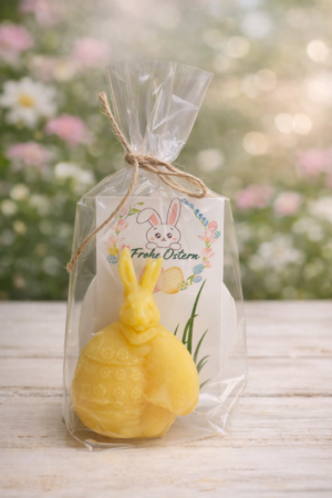 Osterhase auf Ei aus reinem Bienenwachs – dekorative Naturkerze (Handarbeit)