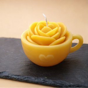 Geschenkset – Bienenwachskerze „Tasse mit Rose“ (verpackt)