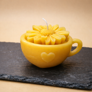 Geschenkset – Bienenwachskerze „Tasse mit Blume“ (verpackt)