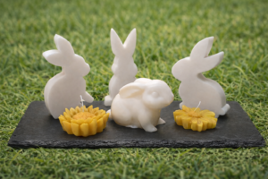 Oster-Dekoset „Frühlingswiese“ – Hasen aus Sojawachs & Blüten aus Bienenwachs